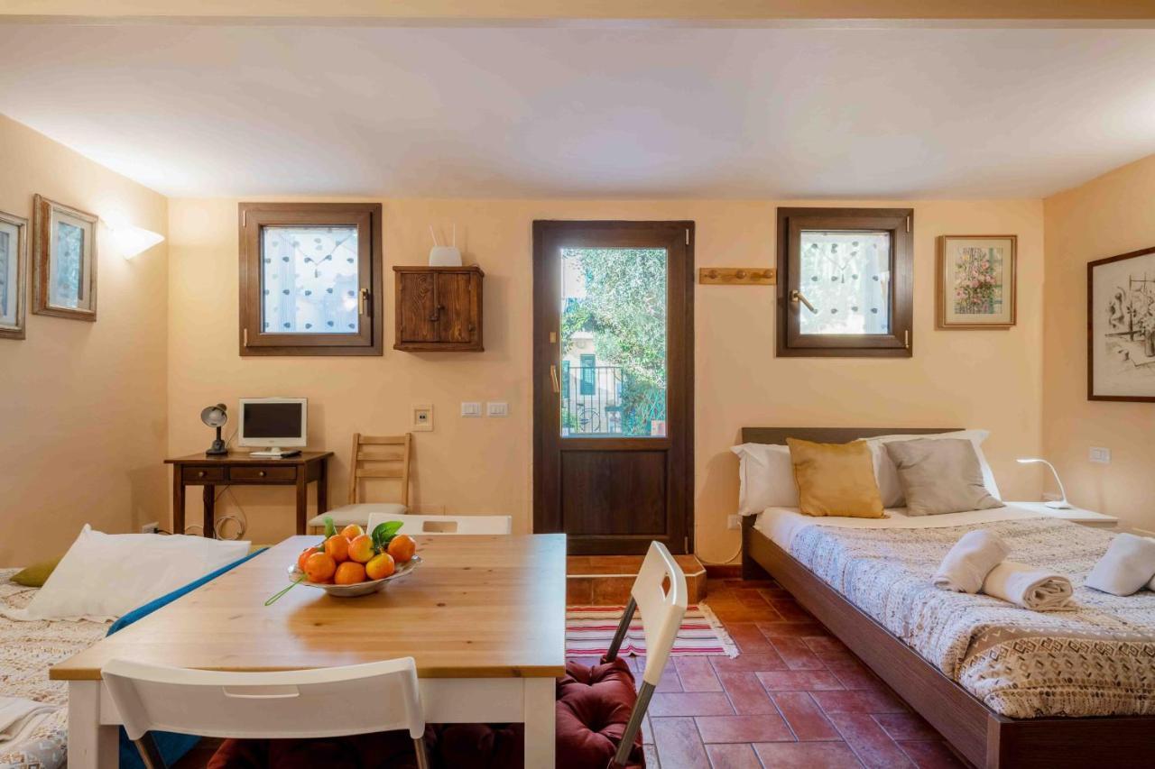 Apartament San Frediano Cozy Studio With Private Patio Florencja Zewnętrze zdjęcie